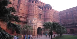 A Comprehensive Guide To Agra’s Treasures_Exterior of Agra Fort
