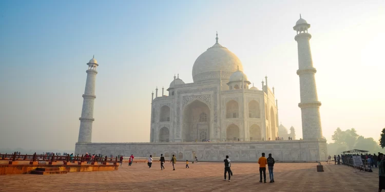 A Comprehensive Guide To Agra’s Treasures_Morning view of the Taj Mahal