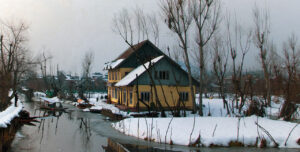Winterscapes of Kashmir_A sleepy village in Dal Lake