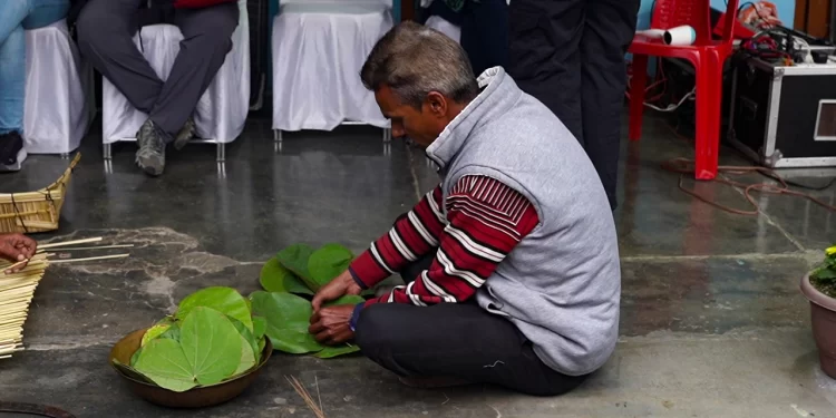 What a Leaf Can Hold_01