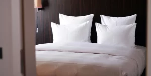 Why Hotel Bedsheets Are Always White_3